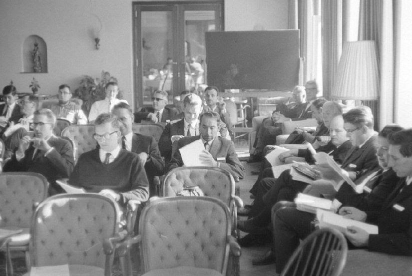 Cientistas na conferência da OTAN de 1968 sobre Engenharia de Software. Reprodução gentilmente autorizada pelo Prof. Robert McClure.