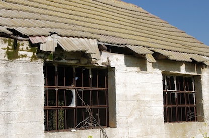 Exemplo de casa abandonada e com janelas quebradas. Créditos: link. Licença CC0 (domínio público).